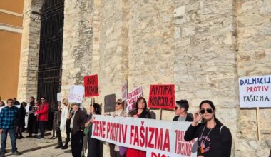 Digni fantomku da te mater vidi