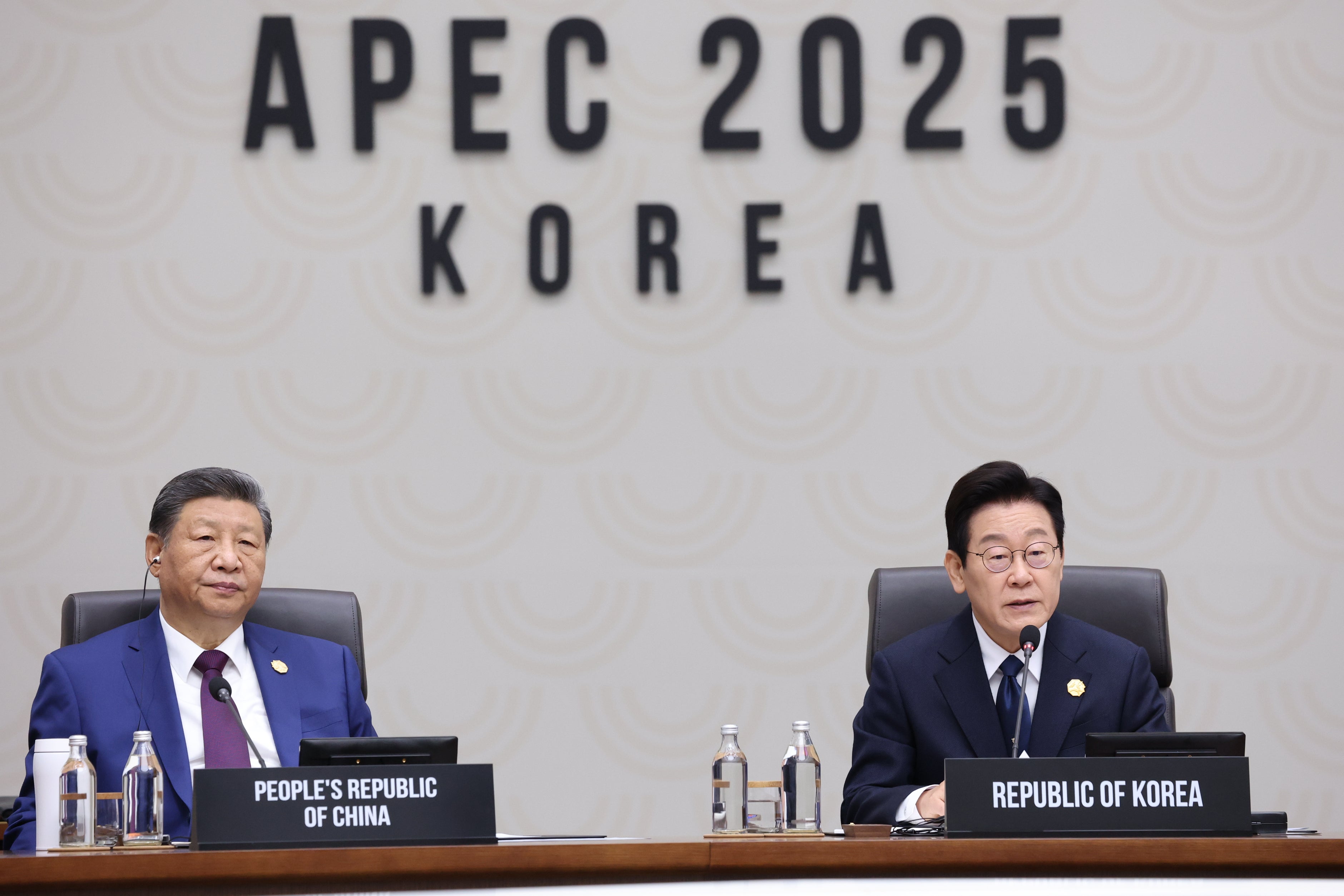 The two presidents during the APEC conference in South Korea