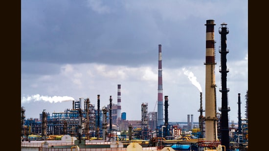 Anticipating reduced supplies to European countries once the EU ban takes effect, Indian refiners have started diversifying their export destinations to markets such as Brazil, Turkey, and the UAE (Bloomberg)