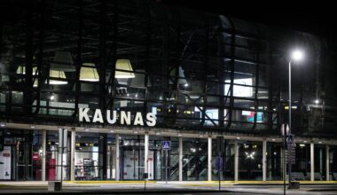 Dėl kontrabandinių balionų į Kauną nukreiptame lėktuve – keista situacija. Keleiviai daugiau nei valandą nebuvo išleidžiami iš orlaivio, o du žmonės, pavargę laukti, tiesiog iššoko iš lėktuvo.