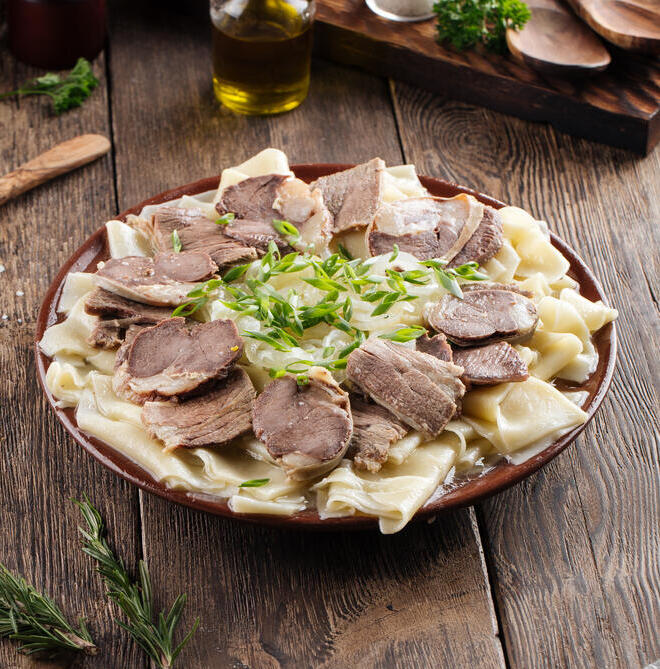 Beshbarmak the most popular Kazakh dish with cooked horse meat (Photo: Hihitetlin / shutterstock) המנה הלאומית הקזחית בשברמק, עם נקניק סוס מסורתי (קאזי)