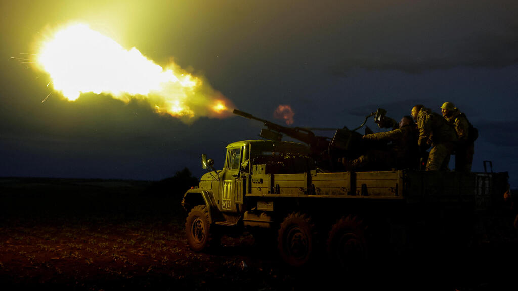 כוחות צבא אוקראינה יורים מ תותח נ"מ מדגם ZU-23-2 כדי ליירט מתקפת כטב"ם כטב"מים של רוסיה באזור חרקוב 2 ביוני