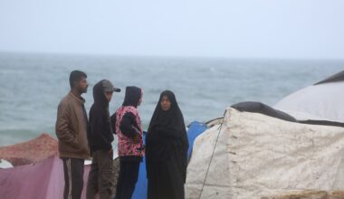 Des déplacés paleestiniens dans la ville de Deir el-Balah, dans le centre de la bande de Gaza, le 15 novembre 2025