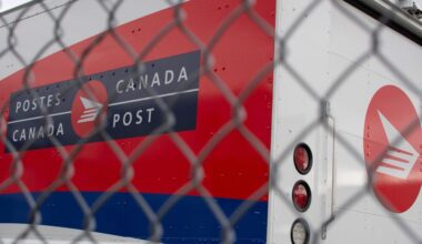 Minister says he’s ready to allow big job cuts at Canada Post