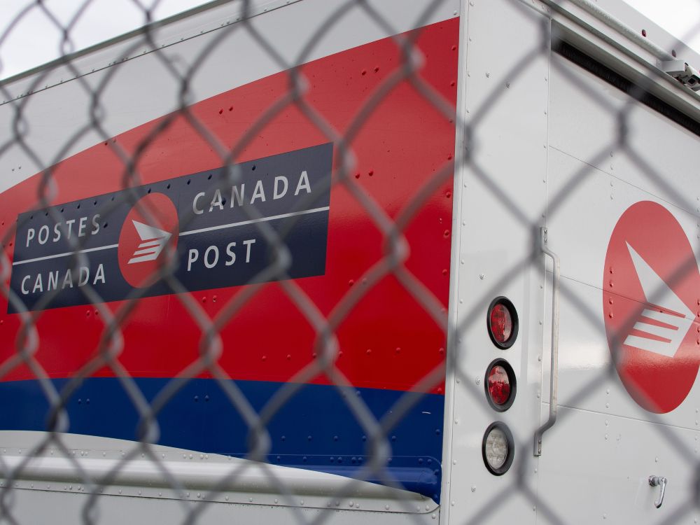 Minister says he’s ready to allow big job cuts at Canada Post