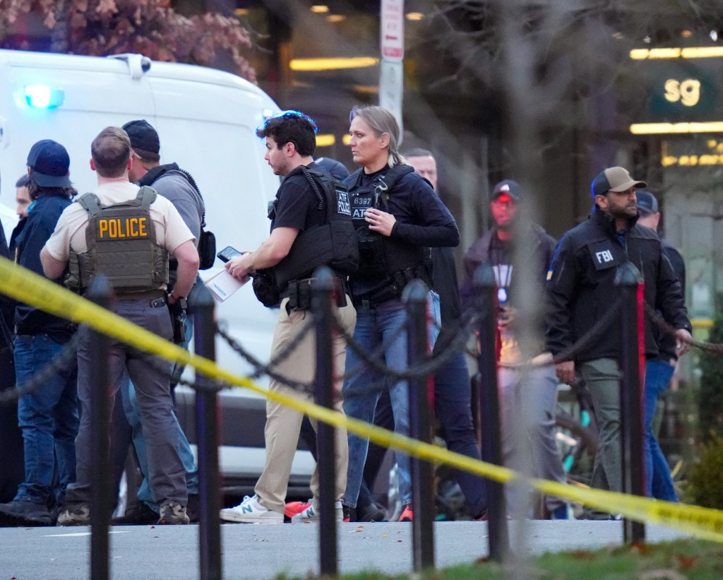 Scène de la fusillade à Washington, DC avec le directeur du FBI Kash Patel parmi les forces de l’ordre enquêtant près de la Maison Blanche où deux soldats de la Garde nationale ont été ciblés, le 26 novembre 2025. Scène de la fusillade à Washington, DC avec le directeur du FBI Kash Patel parmi les forces de l’ordre enquêtant près de la Maison Blanche où deux soldats de la Garde nationale ont été ciblés, le 26 novembre 2025.