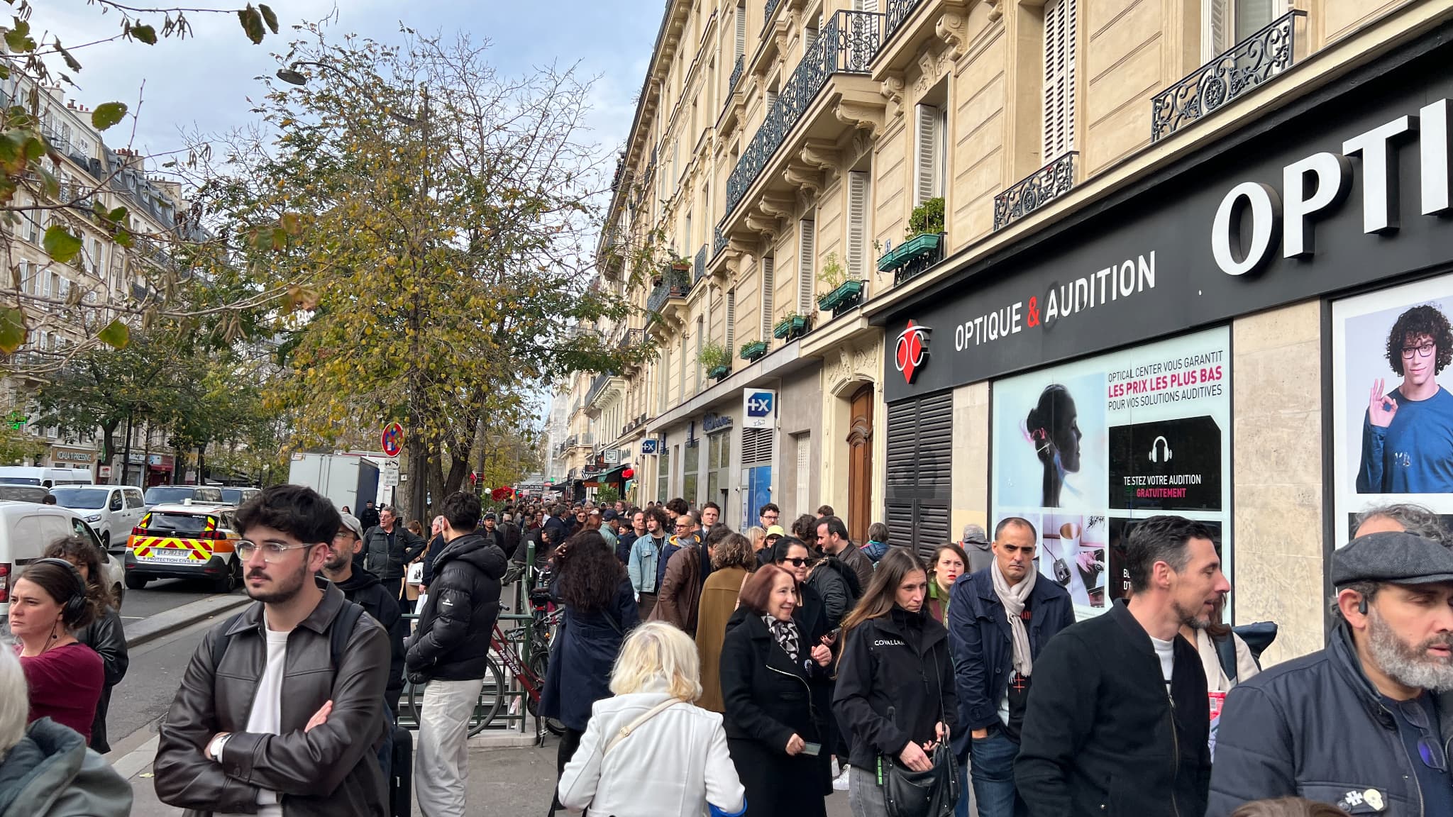 Des personnes font la queue pour accéder au périmètre où se tiendra la cérémonie du Bataclan le 13 novembre 2025. 