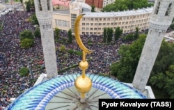 Muslims attend prayers outside the Central Mosque during the Eid al-Adha celebrations in St. Petersburg. (file photo)