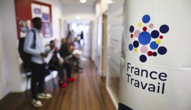 Relevés téléphoniques et fichier des compagnies aériennes : le Sénat veut permettre à France Travail de surveiller la vie privée des chômeurs