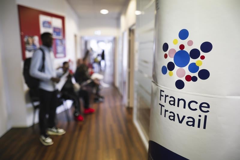 Relevés téléphoniques et fichier des compagnies aériennes : le Sénat veut permettre à France Travail de surveiller la vie privée des chômeurs