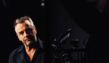 Tom Waes nieuw gezicht van verkeerscampagne VRT: “Er zijn geen excuses, rij veilig”