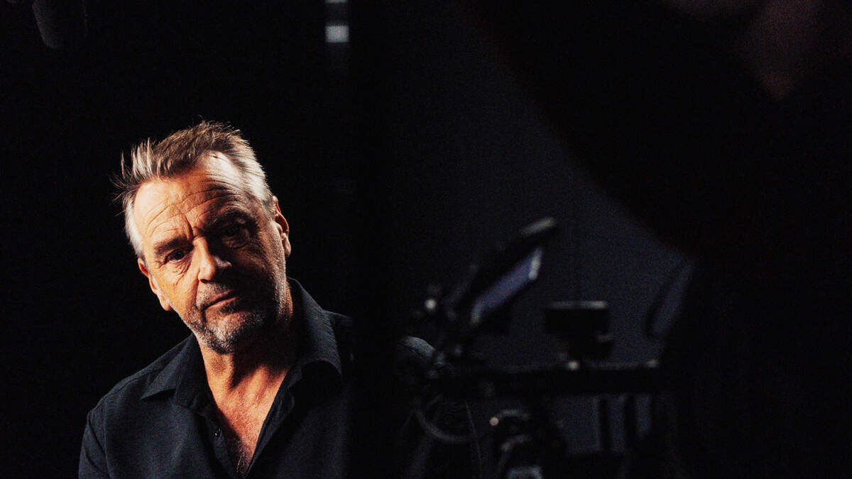 Tom Waes nieuw gezicht van verkeerscampagne VRT: “Er zijn geen excuses, rij veilig”