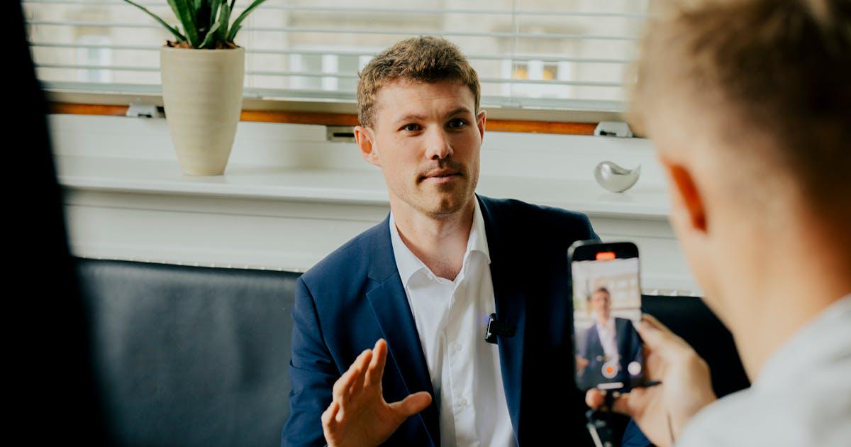 Hvorfor accepterer vi amerikaniseringen af dansk politisk retorik?