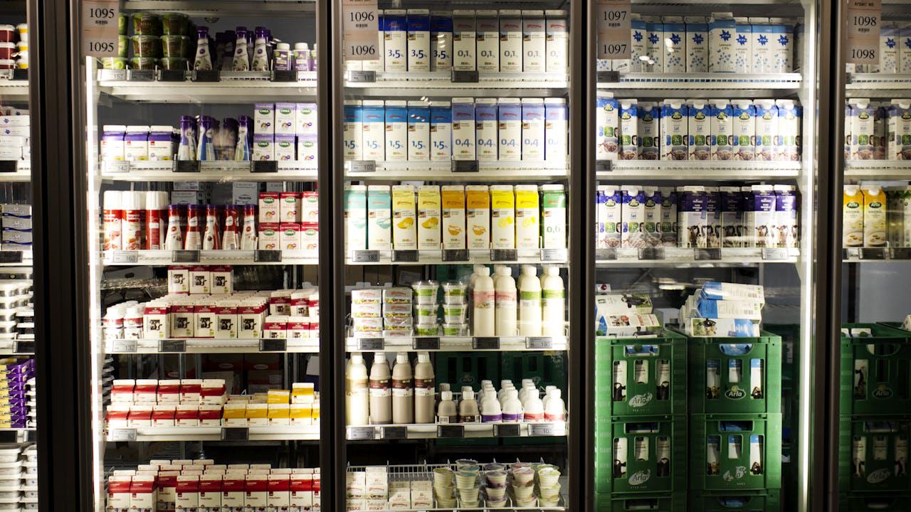 Mælkeprisen falder og falder – men forbrugerne mærker det ikke