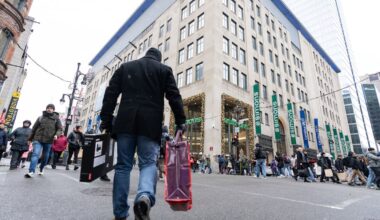 Shoppers chase discounts, turn to Canadian retailers