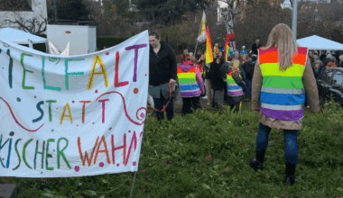 250 Menschen protestieren gegen Fackelmarsch von 33 Neonazis