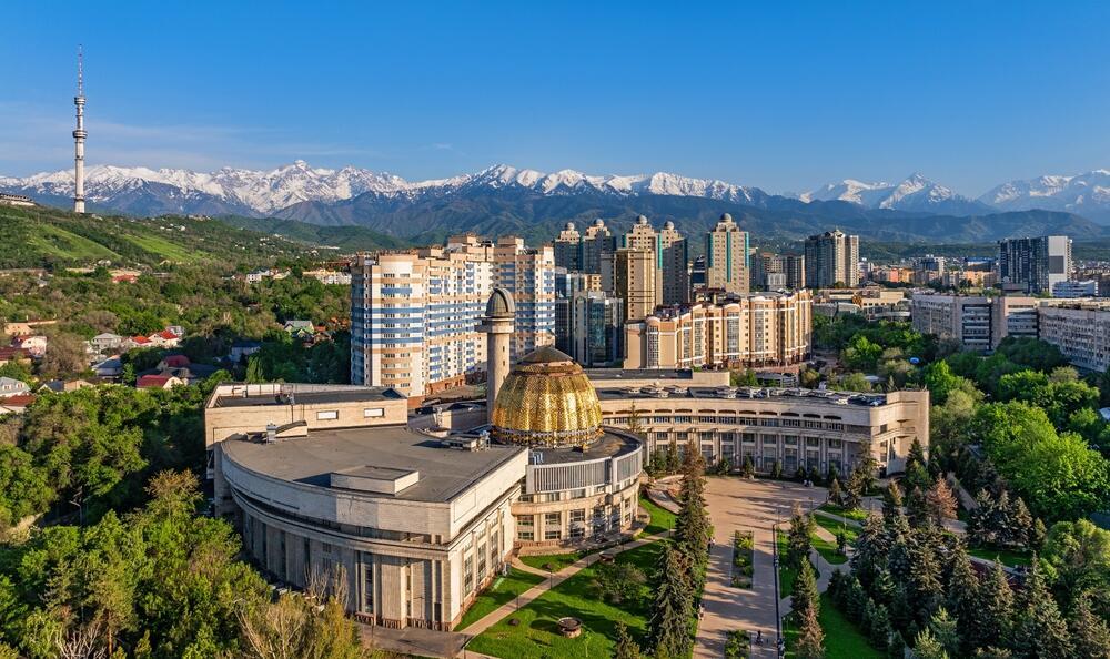 Drone view of the southeastern part of the city of Almaty (Photo: MaxZolotukhin / shutterstock) תצפית מרחפן על החלק הדרום-מזרחי של העיר אלמטי