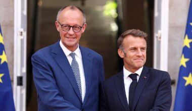 Le président français Emmanuel Macron (d) et le chancelier allemand Friedrich Merz se serrent la main avant une réunion à Toulon, dans le sud-est de la France, le 29 août 2025