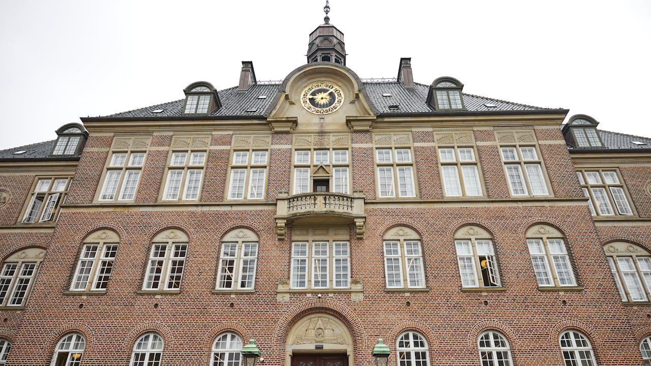 Seks drenge anholdt. Truede børn med at skære deres tunger af