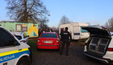 FOTO: Streljanje in pretep v Brezjah, policija zasegla pištole, puške in strelivo
