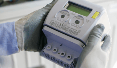 Rețele Electrice România accelerează digitalizarea în județul Arad: peste 55% dintre clienți vor avea instalate contoare inteligente până la finele anului 2025