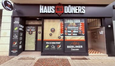 Présents en majorité en Allemagne, des Haus des Döners existent aussi en Turquie, aux Pays-Bas, au Kosovo, en Arabie saoudite, en Angleterre et maintenant très bientôt... au Luxembourg. 