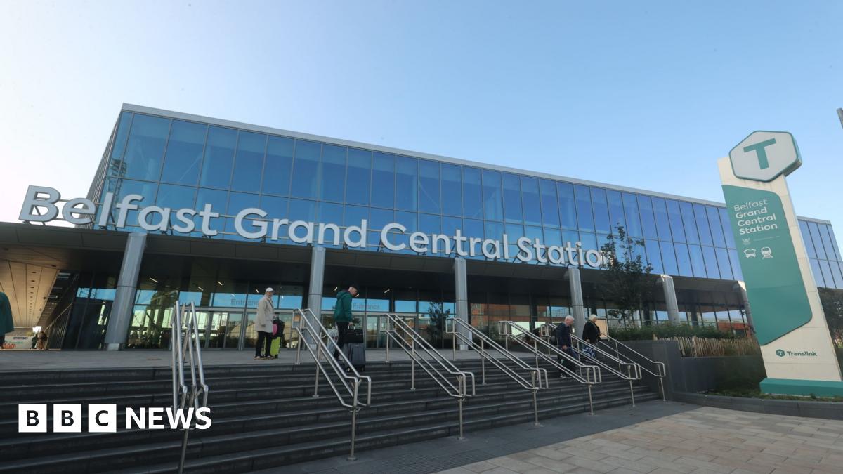 Irish signs at station do not diminish English, review says