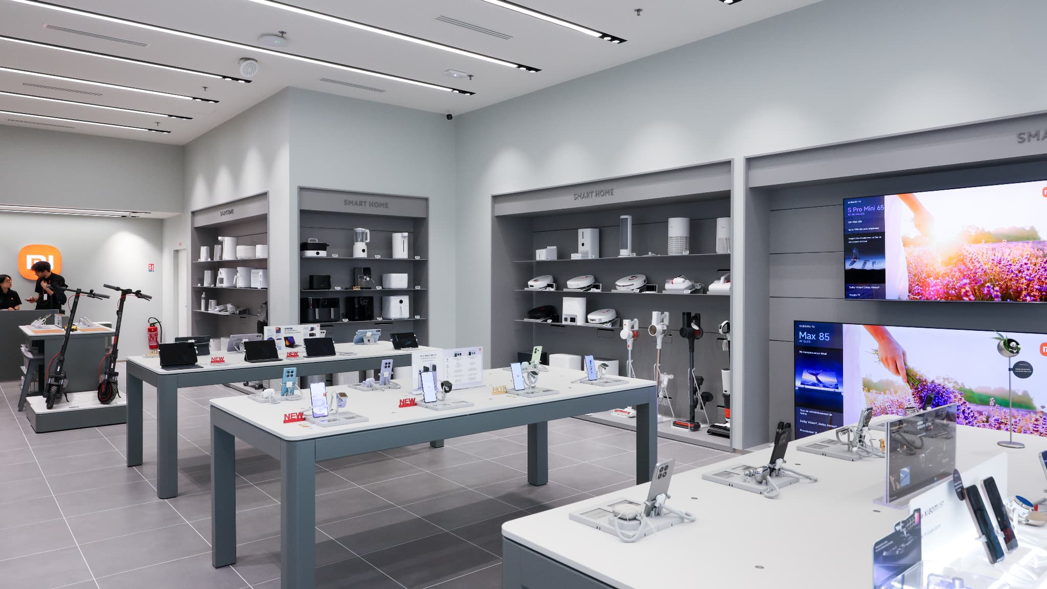 Inspirés des Apple Store, mais avec une identité propre les Xiaomi Store permettent d'exposer la grande variété des produits de la marque