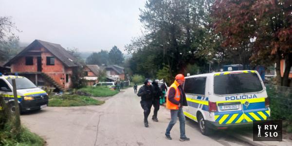 Nekaj Romov v naselju Brezje plačalo račune in uredilo legalne priključke