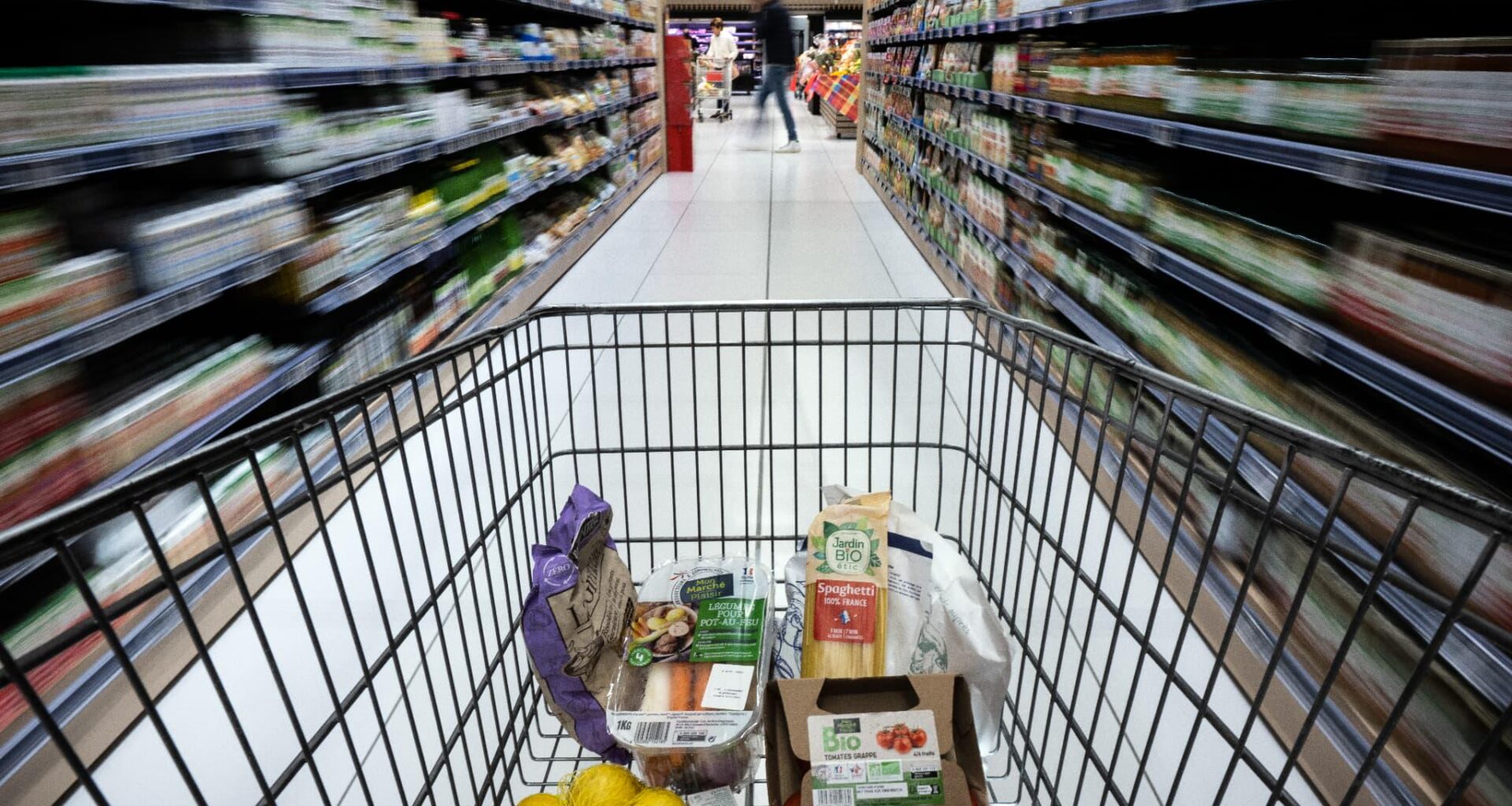 "Ils broient du noir": plus pessimistes que leurs voisins européens, les Français dépensent au compte-gouttes (et c'est mauvais pour la croissance)