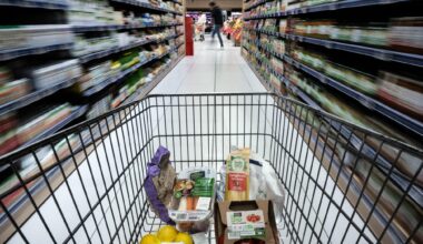 "Ils broient du noir": plus pessimistes que leurs voisins européens, les Français dépensent au compte-gouttes (et c'est mauvais pour la croissance)