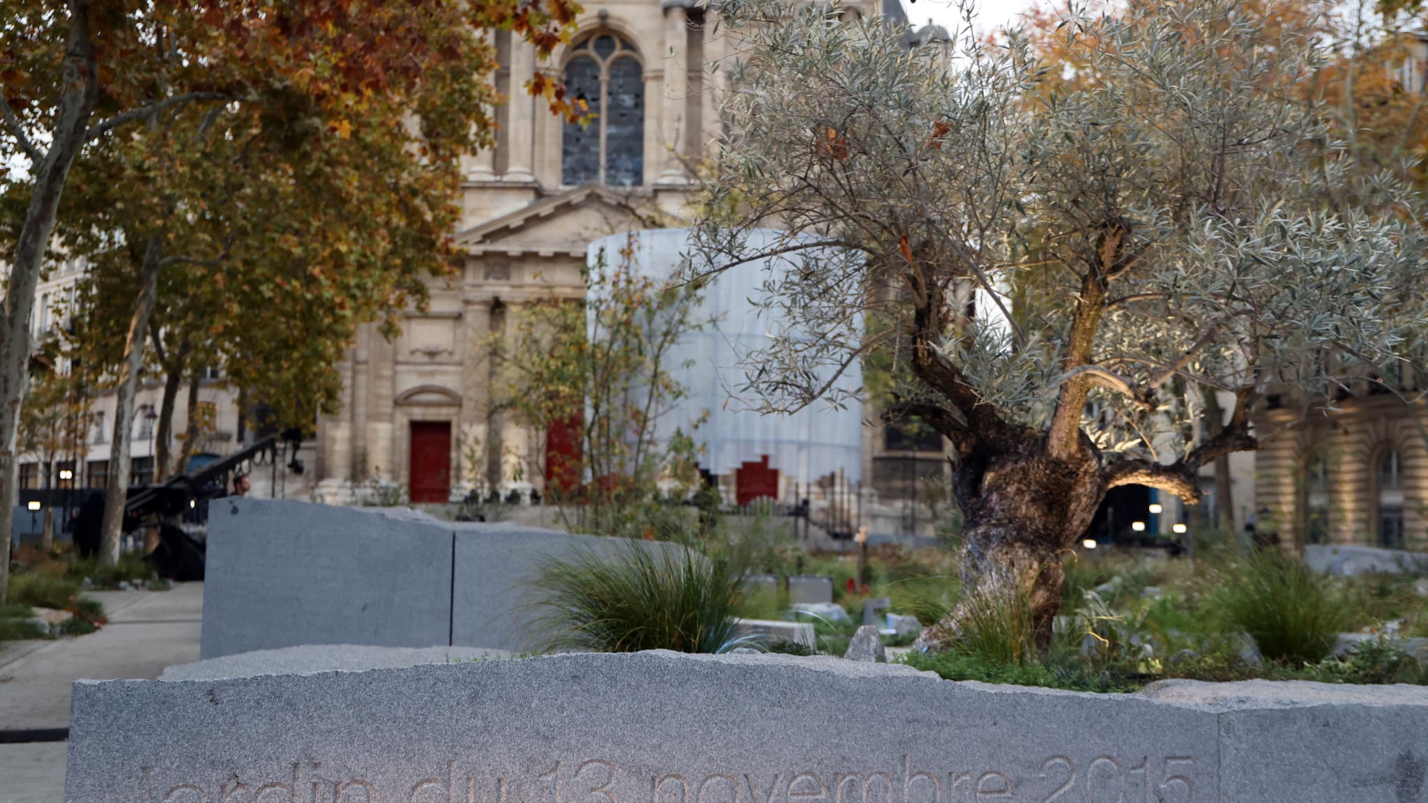 Le Jardin du 13 novembre 2015 le jour de son inauguration, le 13 novembre 2025. 