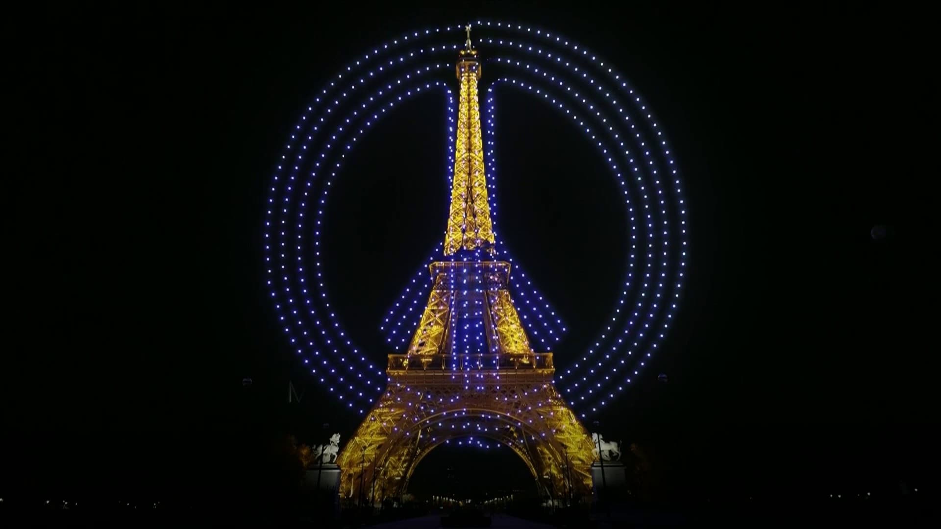 Le signe de la paix dessiné autour de la Tour Eiffel le 13 novembre 2025. 