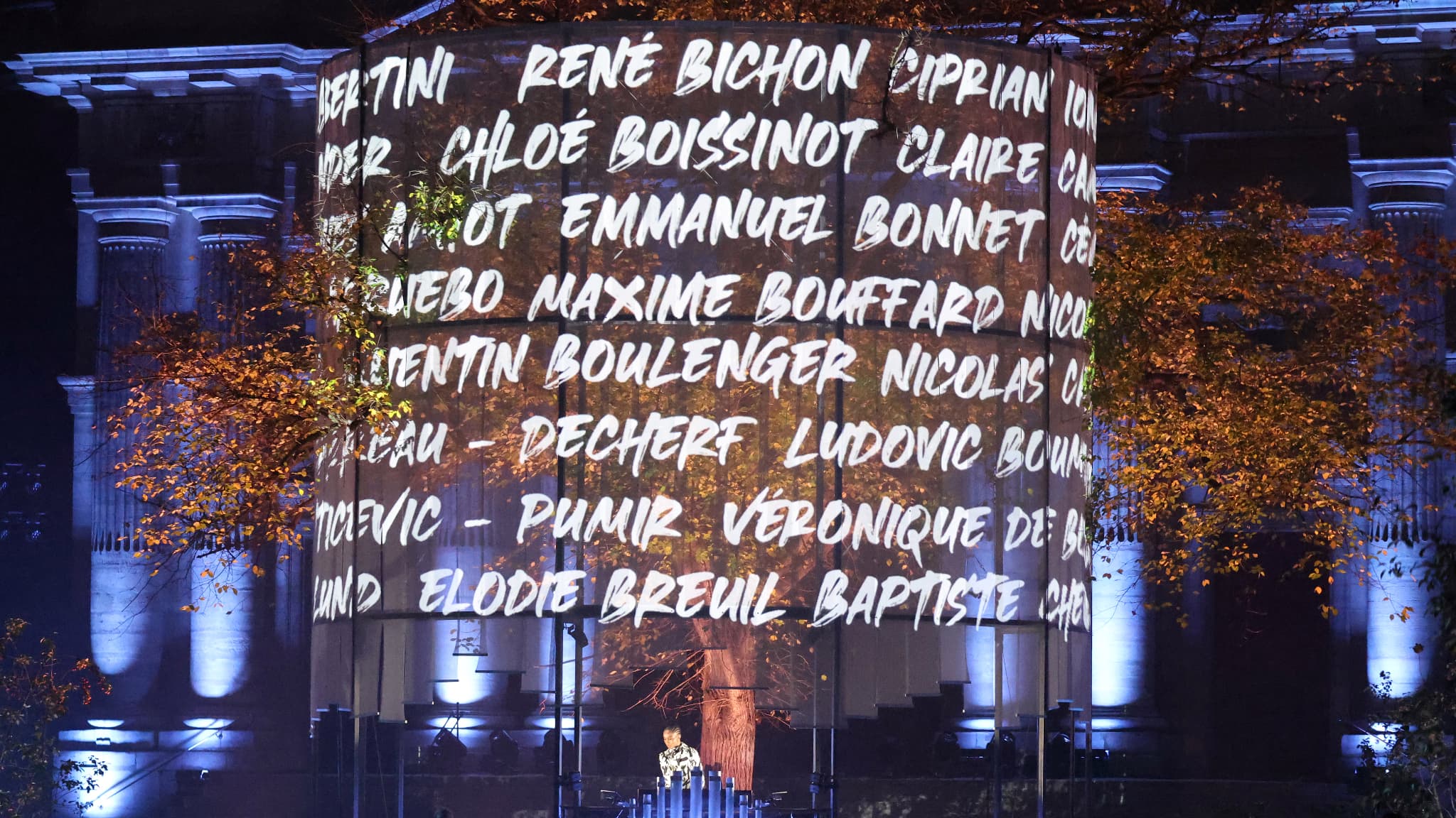 Les noms de victimes des attentats du 13-Novembre diffusés pendant une cérémonie d'hommage à Paris le 13 novembre 2025