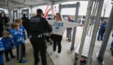 Donald Trump booed as the 1st sitting US president at a regular-season NFL game since Carter in 1978 – Baltimore Sun