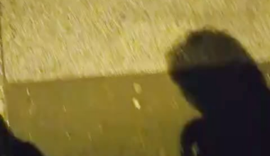 Jámbor András levideózza ahogy kamu szórólapokat osztanak