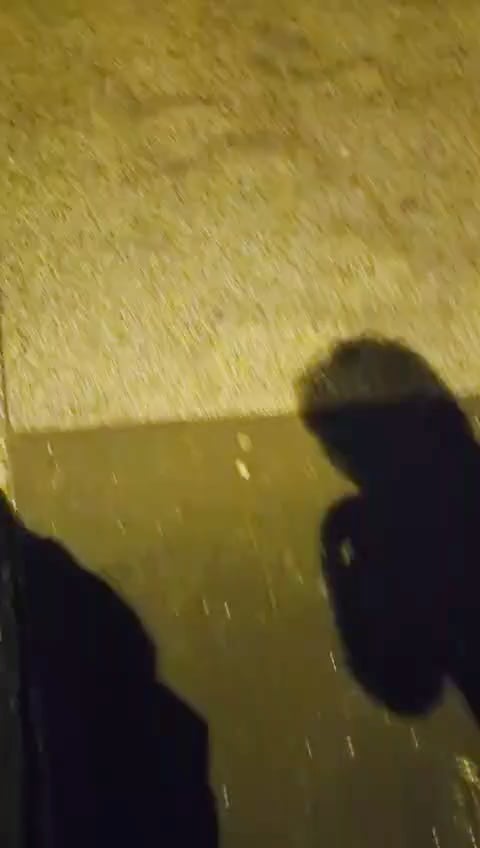 Jámbor András levideózza ahogy kamu szórólapokat osztanak