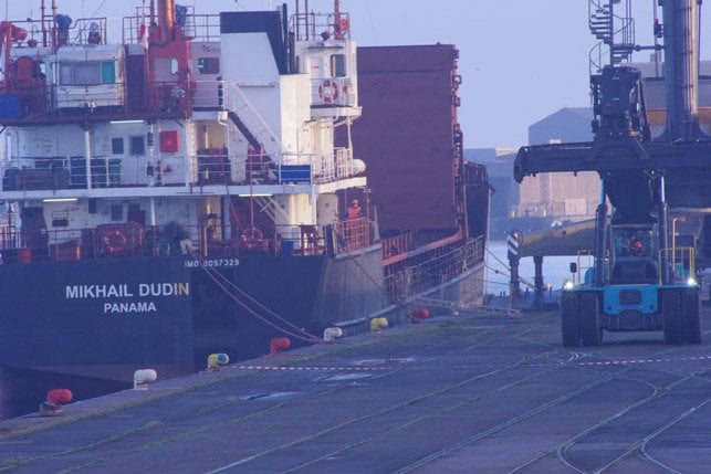 Greenpeace France Photographs Uranium Loaded on Ship for Export to Russia