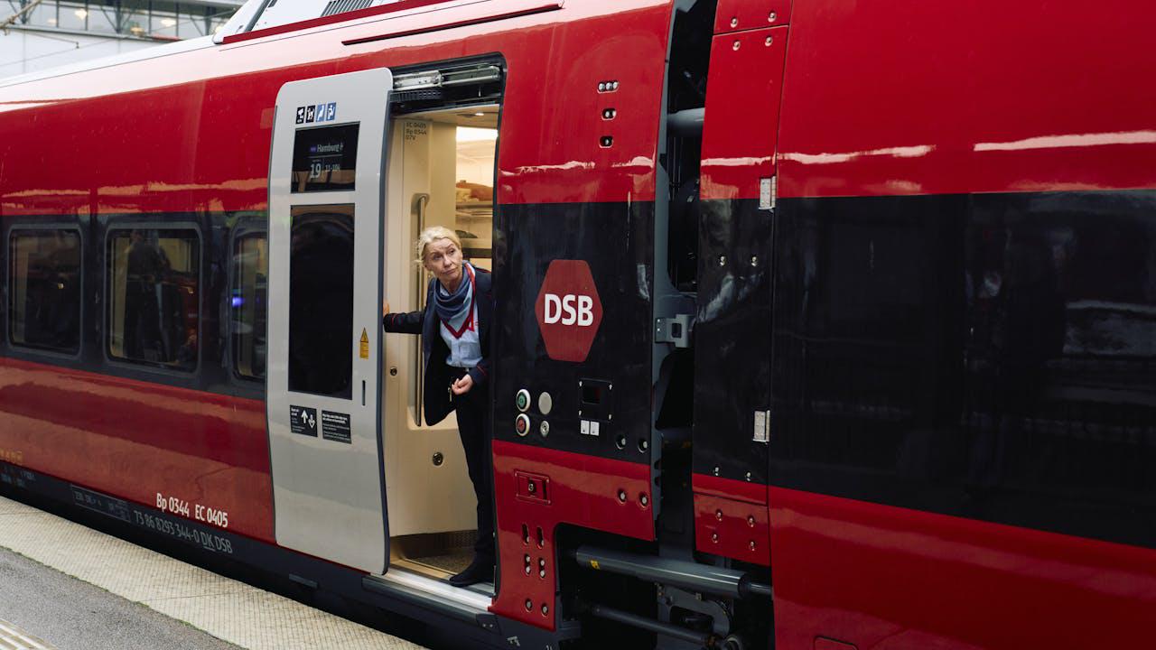 Folk står i midtergangen trods pladsbillet, mens DSB 1' er gabende tom