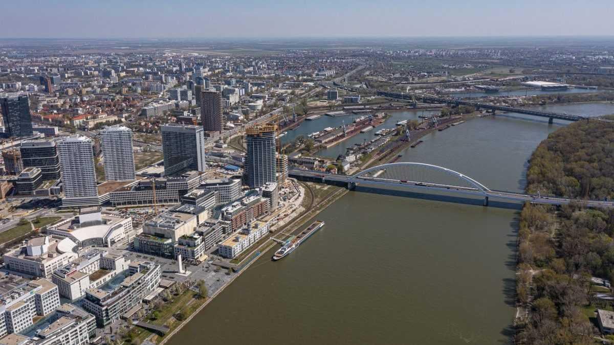 Od roku 2028 musia byť verejné budovy bez emisií. Postupne to zasiahne aj súkromné stavby vrátane rodinných domov. Čo to znamená pre murivo, drevostavby a každého, kto plánuje stavať?