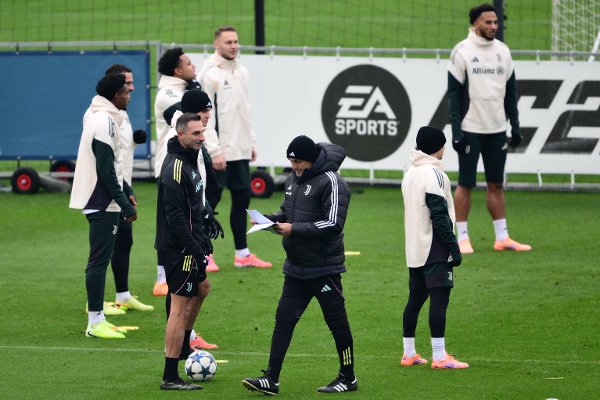 Juventus Italian coach Luciano Spalletti (C) takes part in a training session at Juventus Training Camp Continassa in Turin on November 24, 2025, on the eve of the UEFA Champions League 2025/26 League Phase MD5 match between Bodo/Glimt and Juventus. (Photo by MARCO BERTORELLO / AFP)