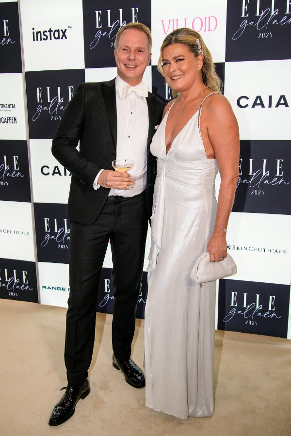 Oslo 20251105. 
Petter Pilgaard og Vendela Kirsebom på rød løper før Elle-gallaen 2025 på Theatercafeen.
Foto: Stian Lysberg Solum / NTB