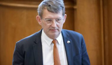 Midt i millionregn: Minkkonge støttede Troels Lunds kreds - Efter at million-erstatningerne var begyndt at regne ned over mink-kongen Tage Pedersens virksomheder, leverede han valgstøtte til Troels Lund Poulsen kreds