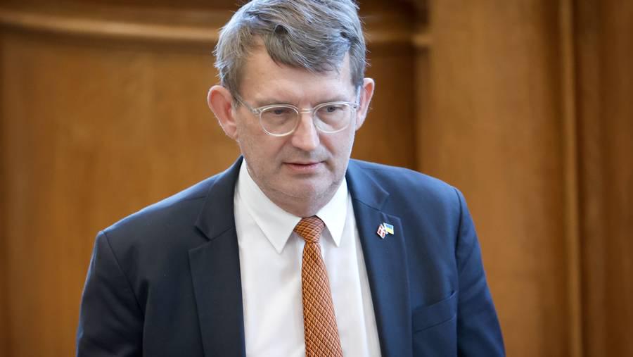 Midt i millionregn: Minkkonge støttede Troels Lunds kreds - Efter at million-erstatningerne var begyndt at regne ned over mink-kongen Tage Pedersens virksomheder, leverede han valgstøtte til Troels Lund Poulsen kreds