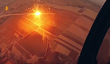 A Ukrainian Mirage 2000-5F fighter shoots down a Russian aerial target using the French short-range air-to-air missile Matra R550 Magic 2. Published 26.11.2025