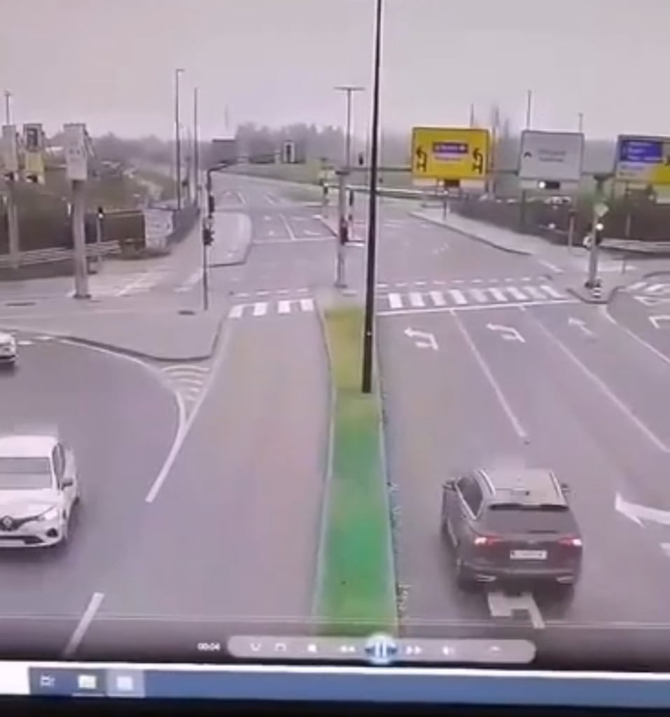 Se spomnite tiste filmske nesreče, ko sta bla dva avta okol obrnjena? No, tukaj imate video nesreče