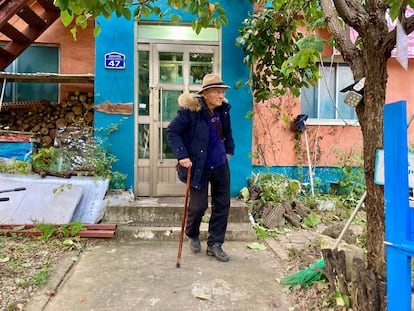 Ahn Hak-seop en la puerta de la parroquia.