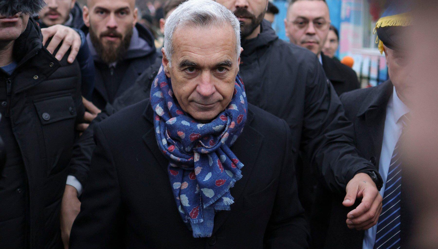 Stenogramele DNA arată că Călin Georgescu (aflat sub control judiciar) a fost angajat fictiv într-o companie din Viena, pentru a părăsi țara sub pretextul dreptului la muncă. Din rețeaua care l-a ajutat cu această angajare fac parte rezerviști SRI și SIE