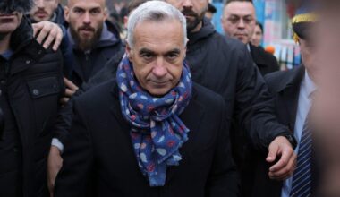 Stenogramele DNA arată că Călin Georgescu (aflat sub control judiciar) a fost angajat fictiv într-o companie din Viena, pentru a părăsi țara sub pretextul dreptului la muncă. Din rețeaua care l-a ajutat cu această angajare fac parte rezerviști SRI și SIE