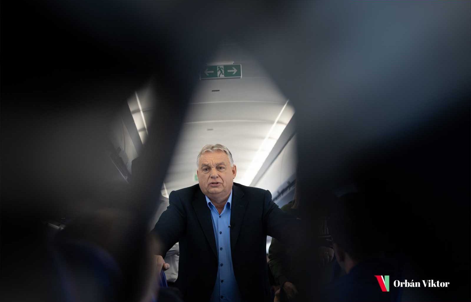 Orbán Viktor magyar miniszterelnök a repülőn tartott sajtótájékoztatót